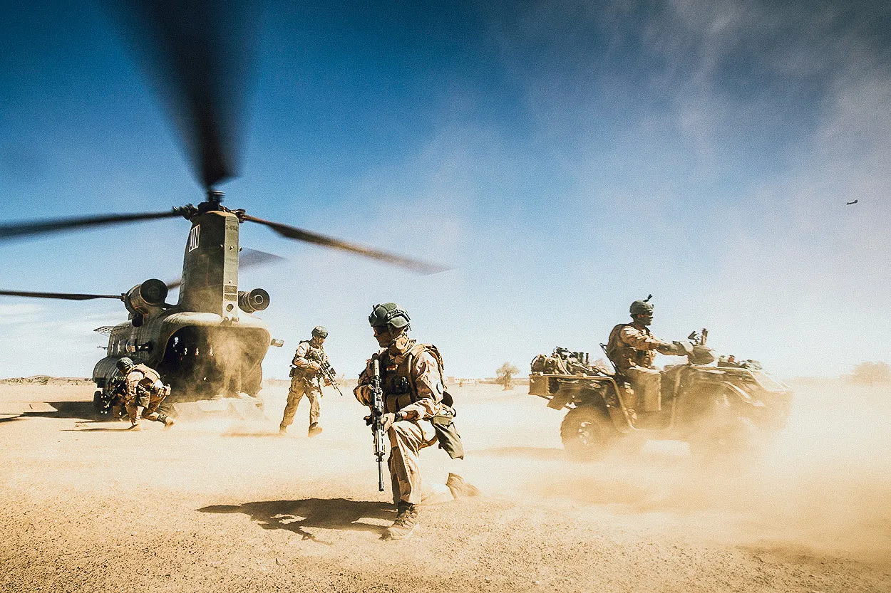 Dutch airmobile soldiers moving out from a helicopter landing zone (photo: Dutch Ministry of Defence)