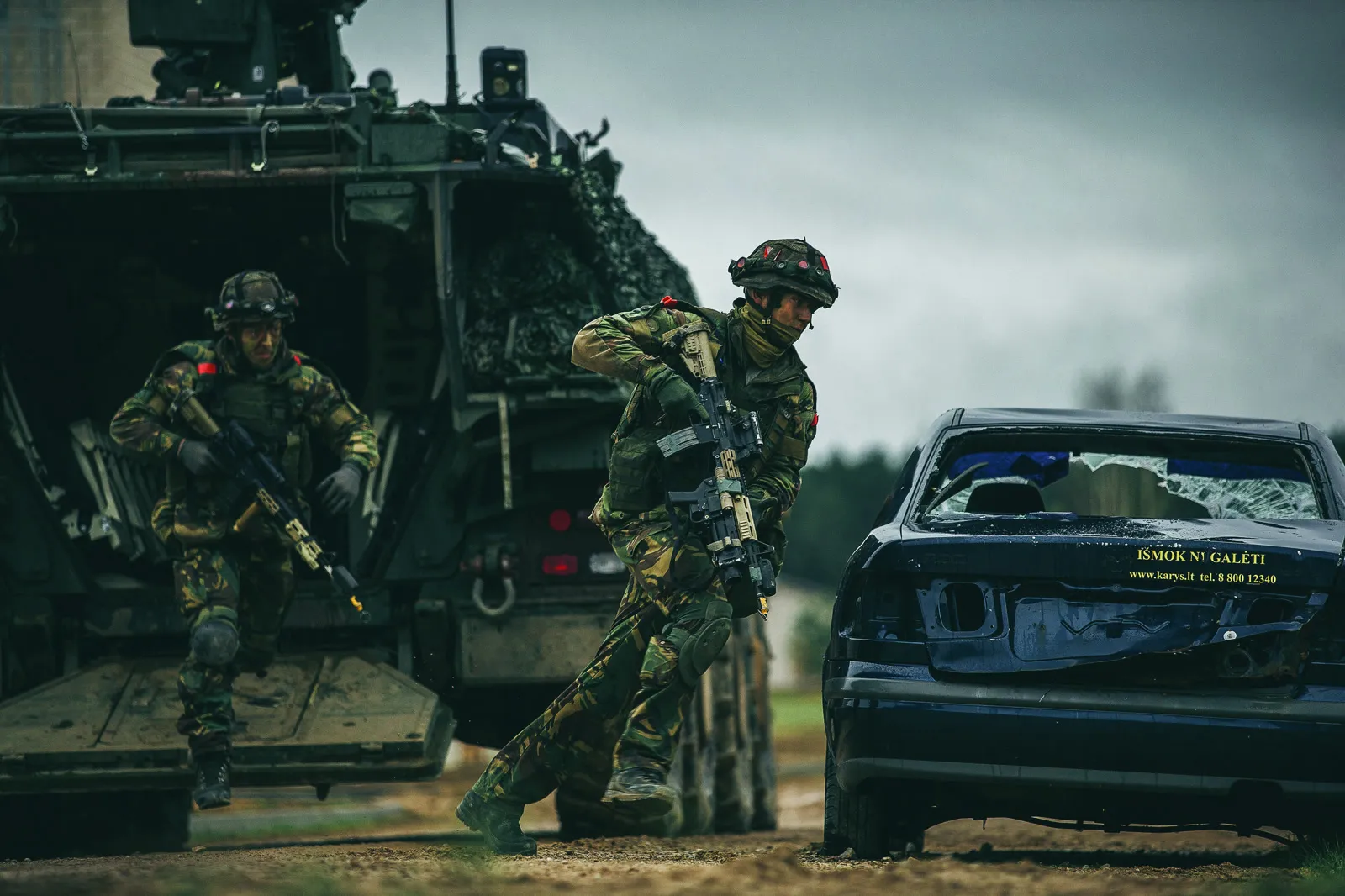 Dismounted soldiers navigating during a field exercise (photo: Dutch Ministry of Defence)